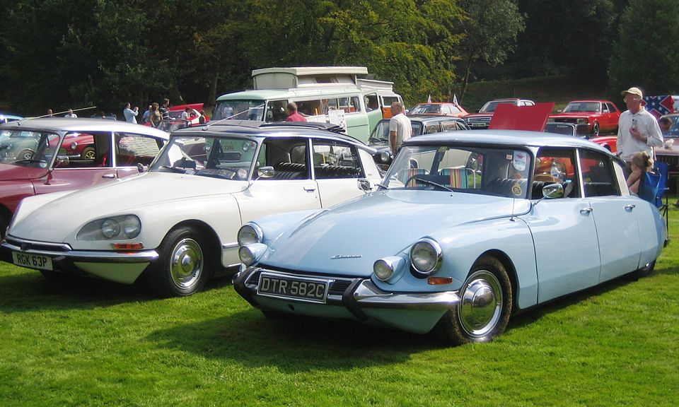 Файл:Citroen DS 19 ca 1965 gregarious at Castle Hedingham 2008.JPG