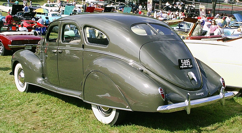 Файл:1939 Lincoln Zephyr fastback 4-door sedan r-md.JPG